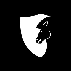 Logotipo cabeza caballo en escudo espacio negativo blanco en fondo negro