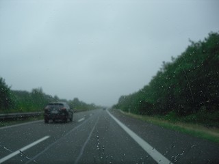 Autobahnfahrt durch ein Regengebiet