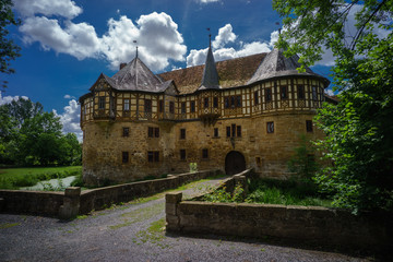 Obraz premium D, Bayern, Unterfranken, Grabfeld, Milzgrund, Wasserschloß in Irmelshausen, Bibra, Himmel strahlend blau, weiße Wolken