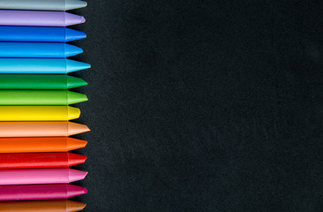 Lapices de colores con fondo negro