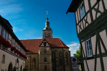 fränkisches Fachwerk, blauer Himmel und die Kirche mit Kirchturm; D, Bayern, Unterfranken, Landkreis Hassberge, Königsberg i. Bayern