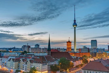 Fototapeten Der Fernsehturm und das Rathaus in Berlin nach Sonnenuntergang © elxeneize