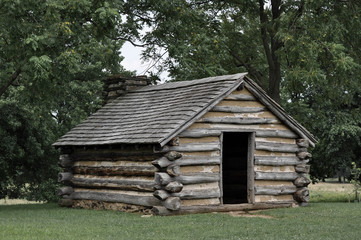 Obraz premium Muhlenberg Brigade log cabin hut for Continental Army George Washington encampment in Valley Forge National Historical Park Pennsylvania