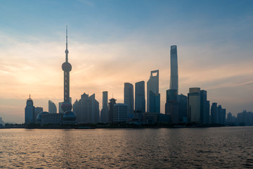 Obraz premium Shanghai skyline cityscape, View of shanghai at Lujiazui finance and business district trade zone skyscraper in morning, Shanghai China