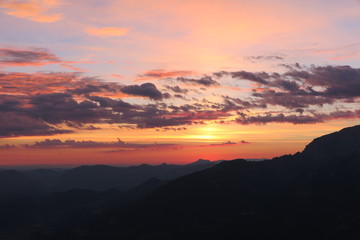 sonnenaufgang in den bergen