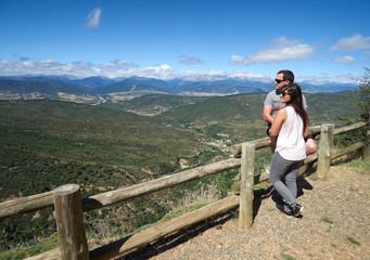 Fototapeta na wymiar Pareja contemplando el paisaje en Huesca, España