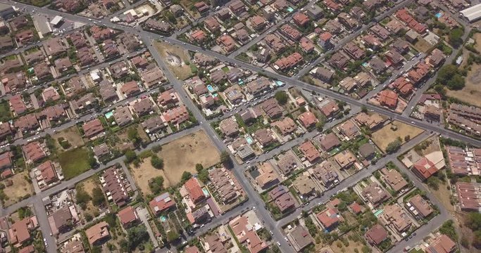 Vista aerea di una parte del quartiere Marco Simone nella periferia nord a Roma. Tra le strade strette, le ville e i palazzi si vedono alberi. Il file &egrave; nativo della macchina e girato in d-log color.