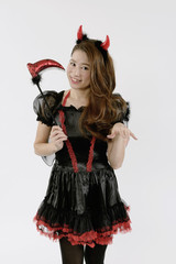 ハロウインのコスプレをする若い女性