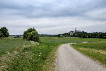 Fototapeta na wymiar Kloster Andechs aus der Ferne