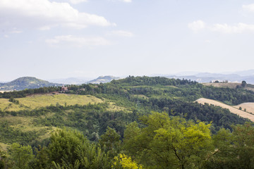 Fototapeta premium BOLOGNA, ITALIA - LUGLIO 23, 2017: panorama dal colle del Santuario di San Luca - Emilia Romagna