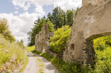 Ardez, Dorf, Ruine Chanoua, Zahlstelle, historische Häuser, Wanderweg, Feldweg, via Engiadina, Engadin, Unterengadin, Graubünden, Sommer, Schweiz