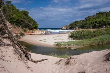 Flussmündung an der Bucht Algaiarens auf Menorca
