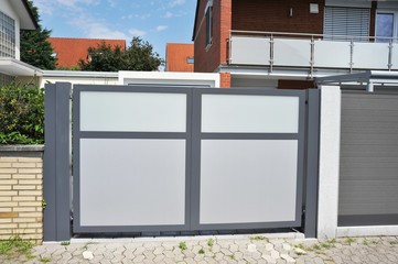 Modernes Einfahrtstor in der Hauszufahrt