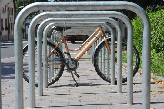Fahrradständer aus Edelstahl vor einem öffentlichen Gebäude