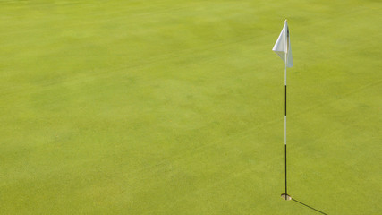 Dettaglio della buca finale di percorso di un campo di golf. Il prato fa parte di un ampio e ricco circolo di golf italiano frequentato dai migliori giocatori del panorama sportivo.