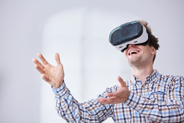 Naklejka premium Man using virtual reality headset