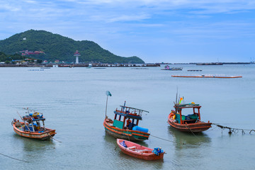 Obraz premium sichang island in thailand with blue sky