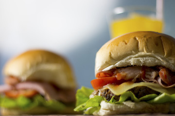 Tradicional Hambúrguer de picanha brasileiro com suco de laranja 