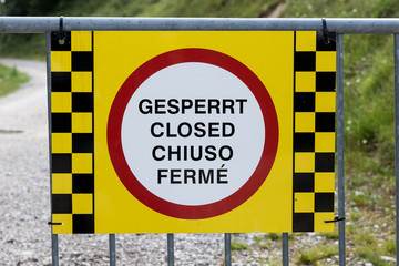Road closed sign in German, English, Italian and French
