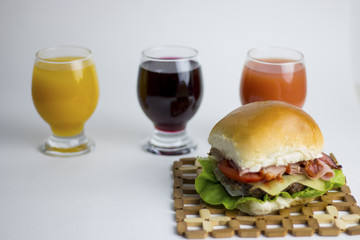 Tradicional Hambúrguer de picanha brasileiro com suco de laranja 