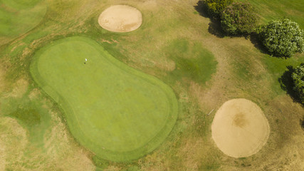 Vista aerea della buca finale del percorso di un campo di golf. Il prato fa parte di un ampio e...