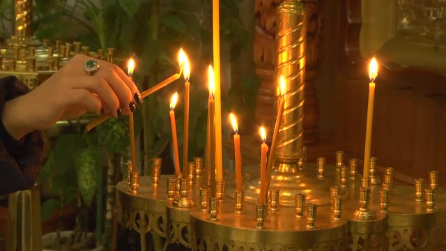 Свеча в храме