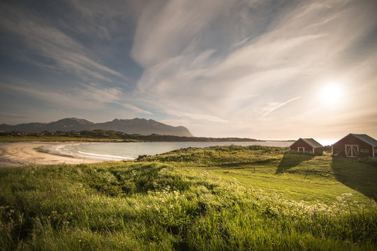 Rote H&uuml;tten am Strand auf Gims&oslash;y, Lofoten, Norwegen
