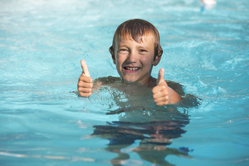 enfant à la piscine