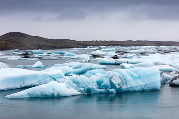 Obraz premium Icebergs floating in Jokulsarlon Lagoon by the southern coast of Iceland