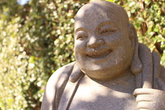 Estatua de um monge budista no templo zu lai