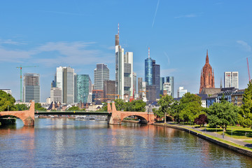 Fototapeta na wymiar Frankfurt am Main, Ansicht von der Ignatz-Bubis-Brücke. 3.07.201 7. 