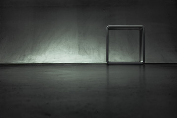 Dunkler Raum mit Bilderrrahmen
