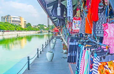 Visit Pettah Floating Market in Colombo, Sri Lanka