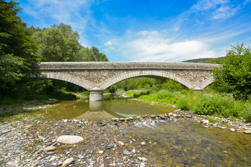 Fototapeta na wymiar Steinbrücke über die Ouveze