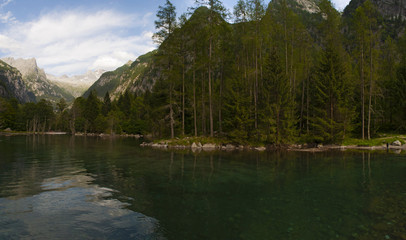 Naklejka premium Italia: il lago alpino della Val di Mello, una valle verde circondata da montagne di granito e boschi, ribattezzata la Yosemite Valley italiana dagli amanti della natura