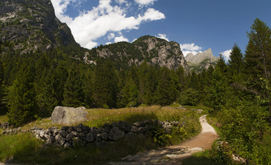 Italia: vista panoramica della Val di Mello, una valle verde circondata da montagne di granito e boschi, ribattezzata la Yosemite Valley italiana dagli amanti della natura