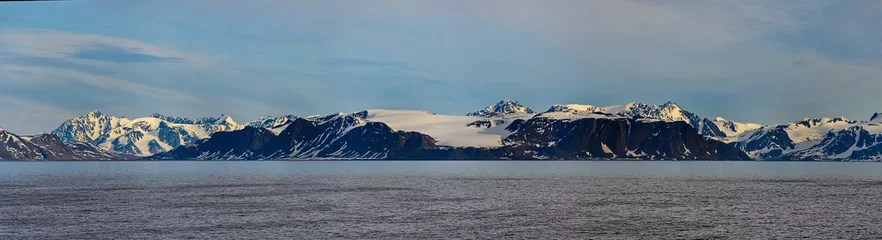 Gordijnen Arctisch landschap op Spitsbergen © Alexey Seafarer