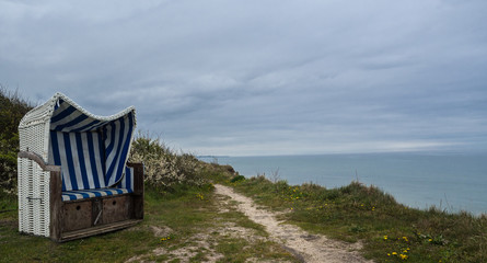 Strandkorb an der Steilküste von Rerik mit Blick auf die Ostsee und den Himmel