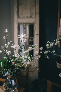 Flower arrangement with sping flowers