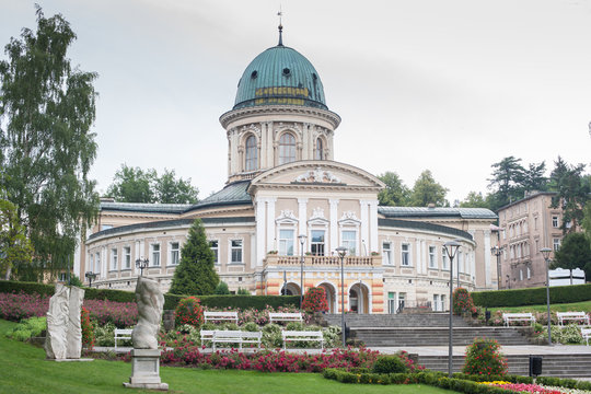 Zabytkowy zakład przyrodoleczniczy "Wojciech" w Lądku Zdroju 