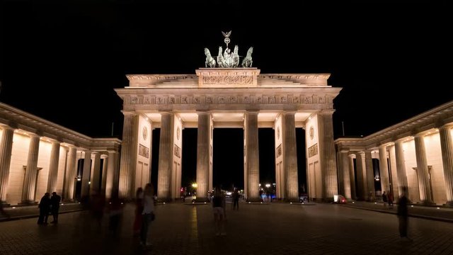 time lapse of the Brandenburger Tor ( Brandenburg Gate ) at night in Berlin
