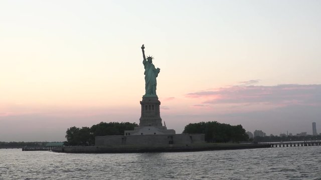 4K The Statue of Liberty New York 2017 Evening 01