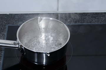 Wasser am Siedepunkt in der Pfanne 