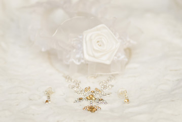 Obraz na płótnie Canvas Wedding accessories and costume jewelry