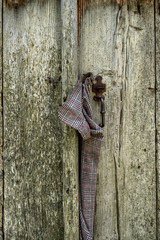 Camisa atada en puerta