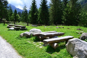 stolik i ławki na szlaku turystycznym w Tatrach