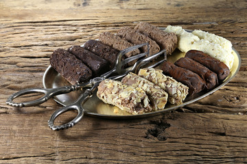 Tablett mit handgefertigten belgischen Schokoladentrüffeln auf rustikalem Holztisch