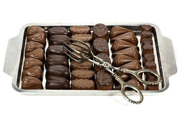 Tablett mit handgefertigten belgischen Schokoladenpralinen isoliert auf weißem Hintergrund