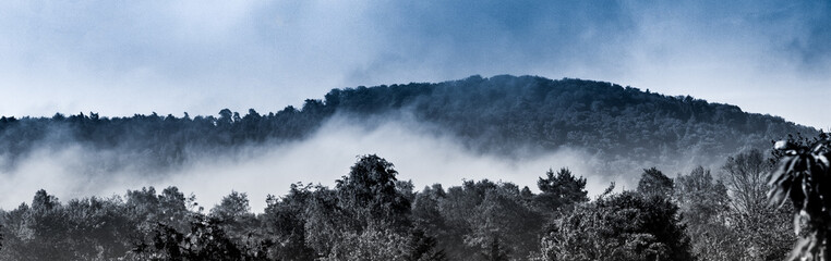 Hügel im Nebel