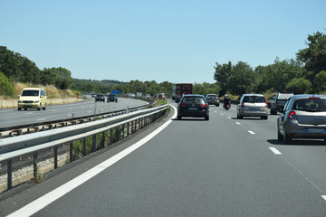 Circulation fluide sur l'autoroute.